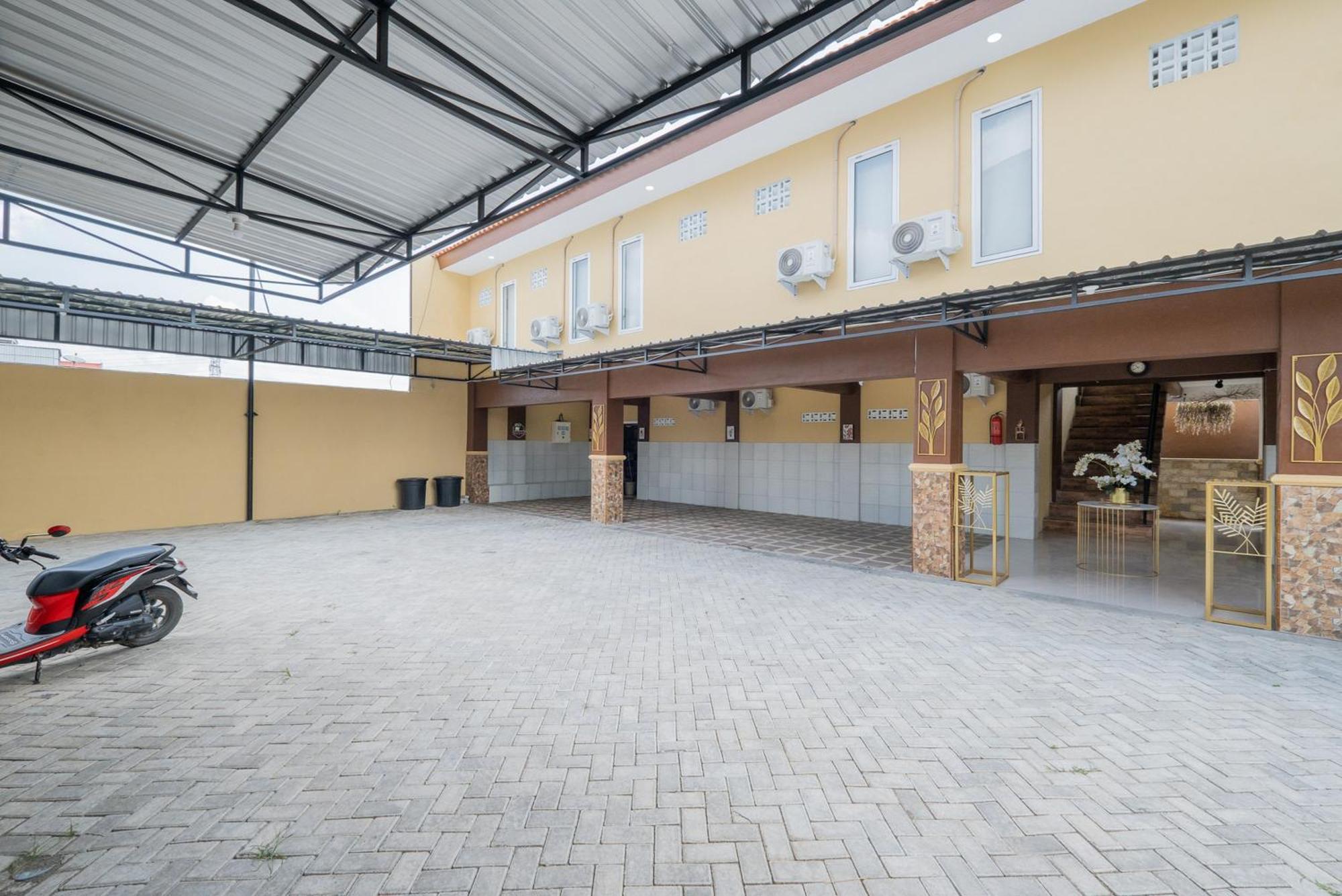 Отель Reddoorz Syariah Near Rsud Dr Iskak Tulungagung Kedungwaru Экстерьер фото