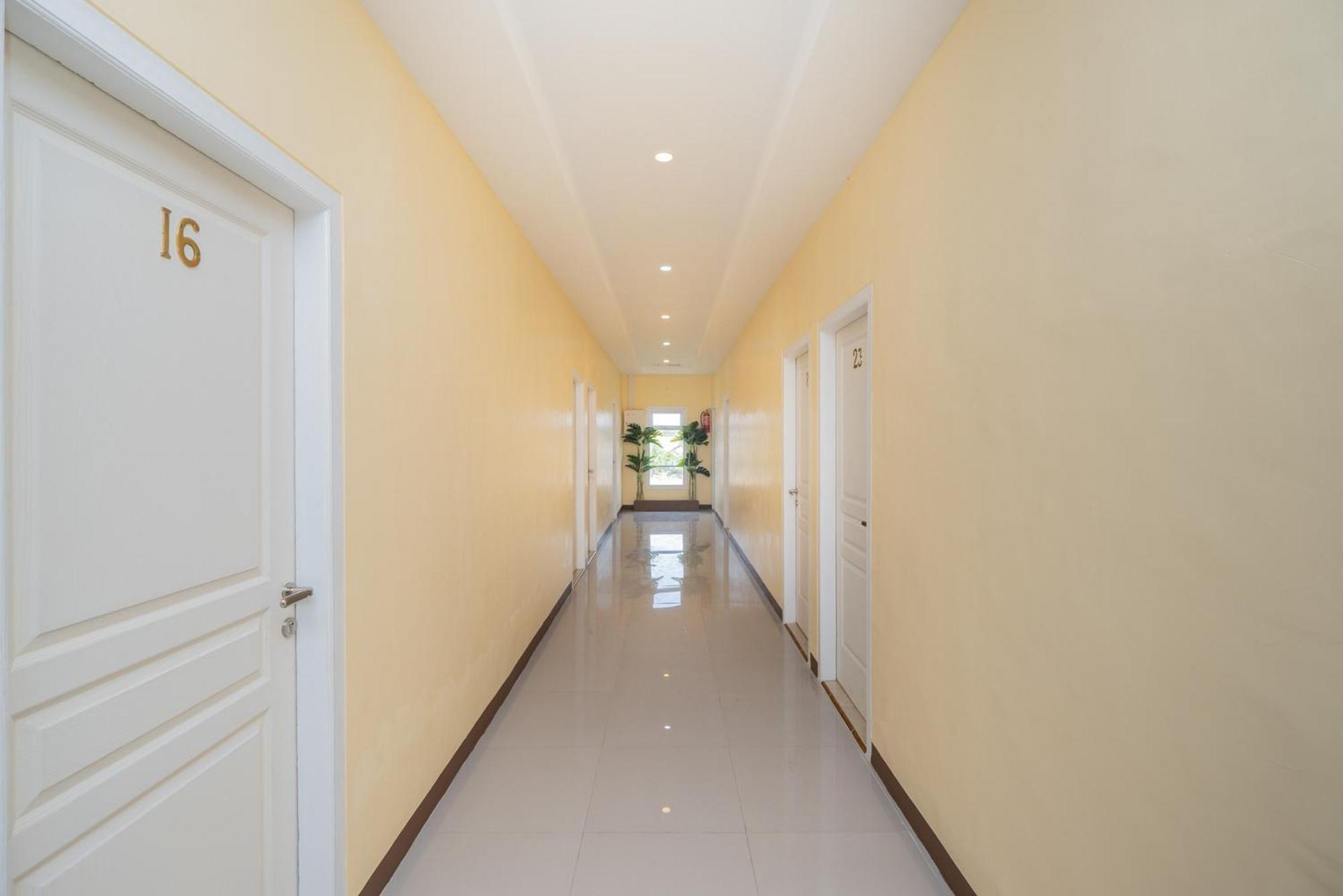 Отель Reddoorz Syariah Near Rsud Dr Iskak Tulungagung Kedungwaru Экстерьер фото