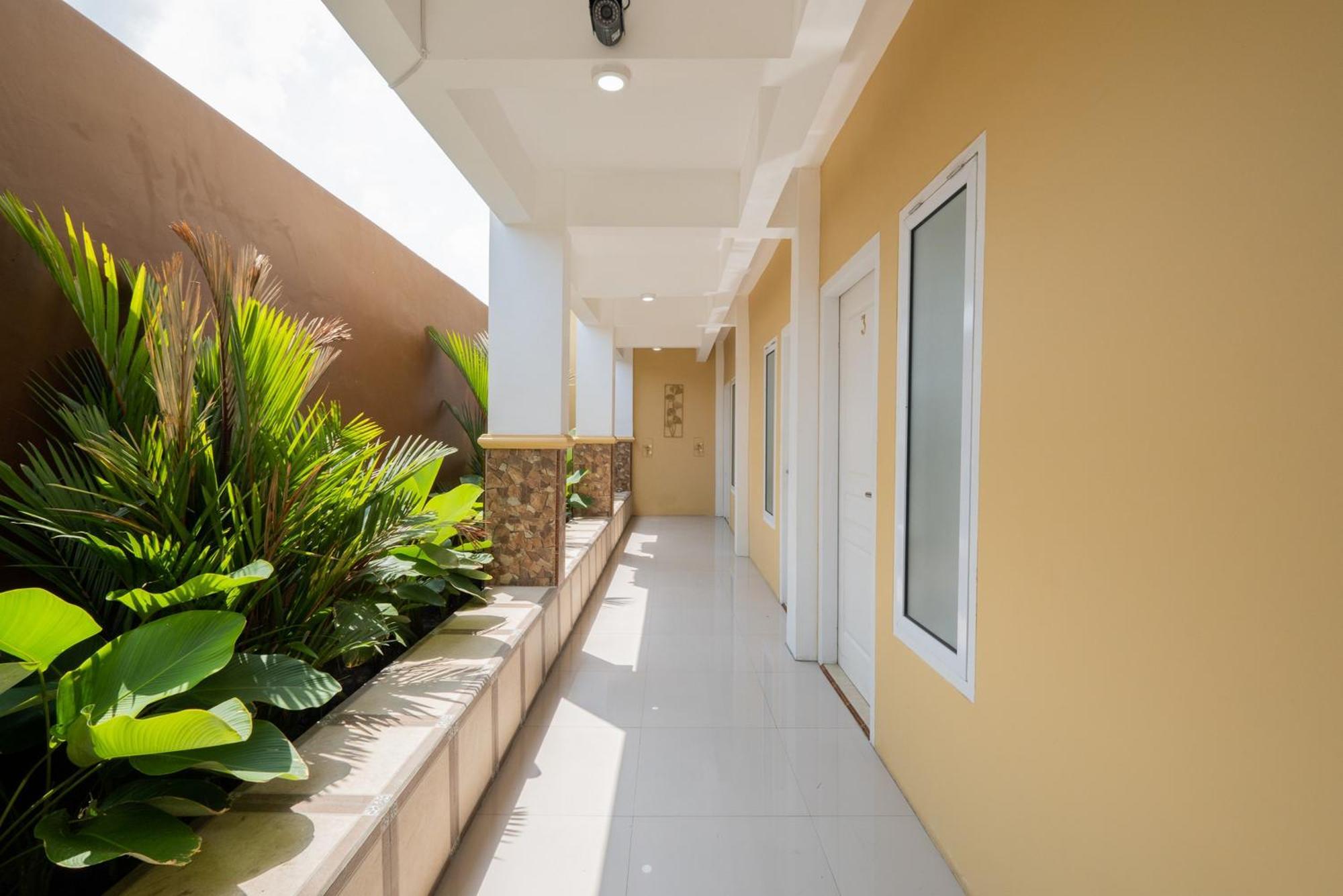 Отель Reddoorz Syariah Near Rsud Dr Iskak Tulungagung Kedungwaru Экстерьер фото