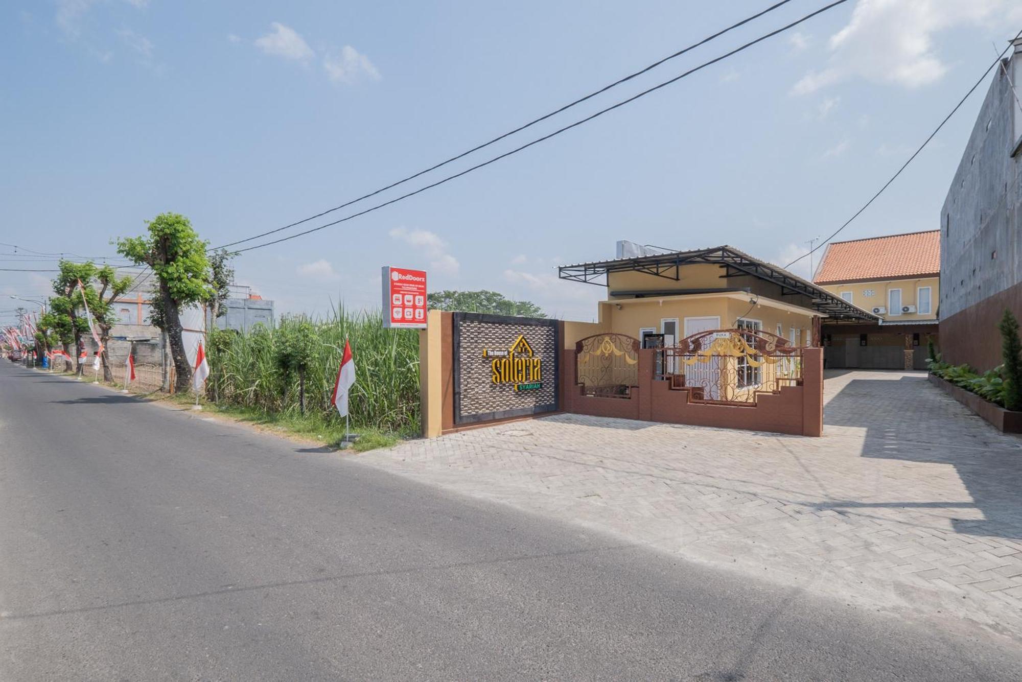 Отель Reddoorz Syariah Near Rsud Dr Iskak Tulungagung Kedungwaru Экстерьер фото