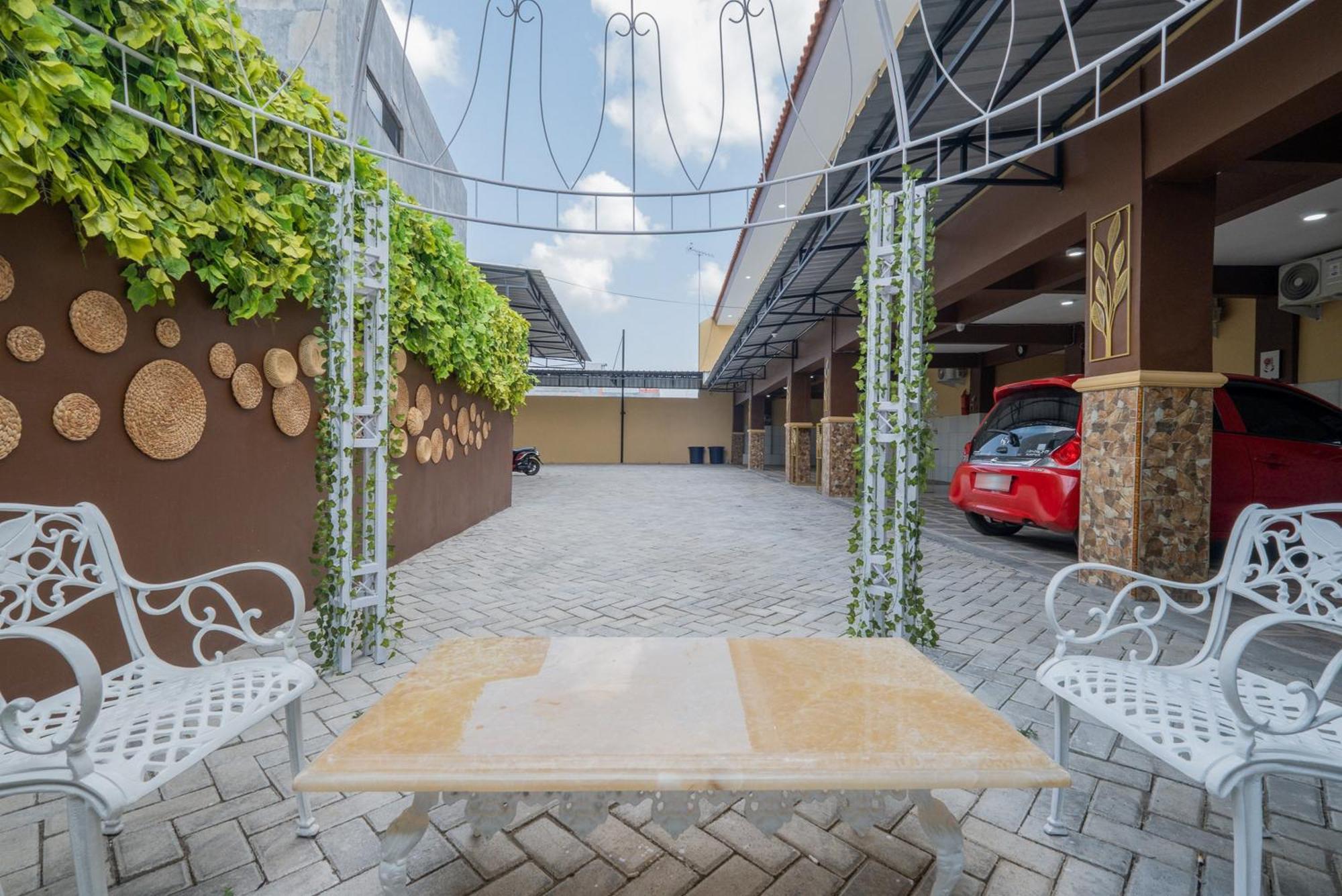 Отель Reddoorz Syariah Near Rsud Dr Iskak Tulungagung Kedungwaru Экстерьер фото