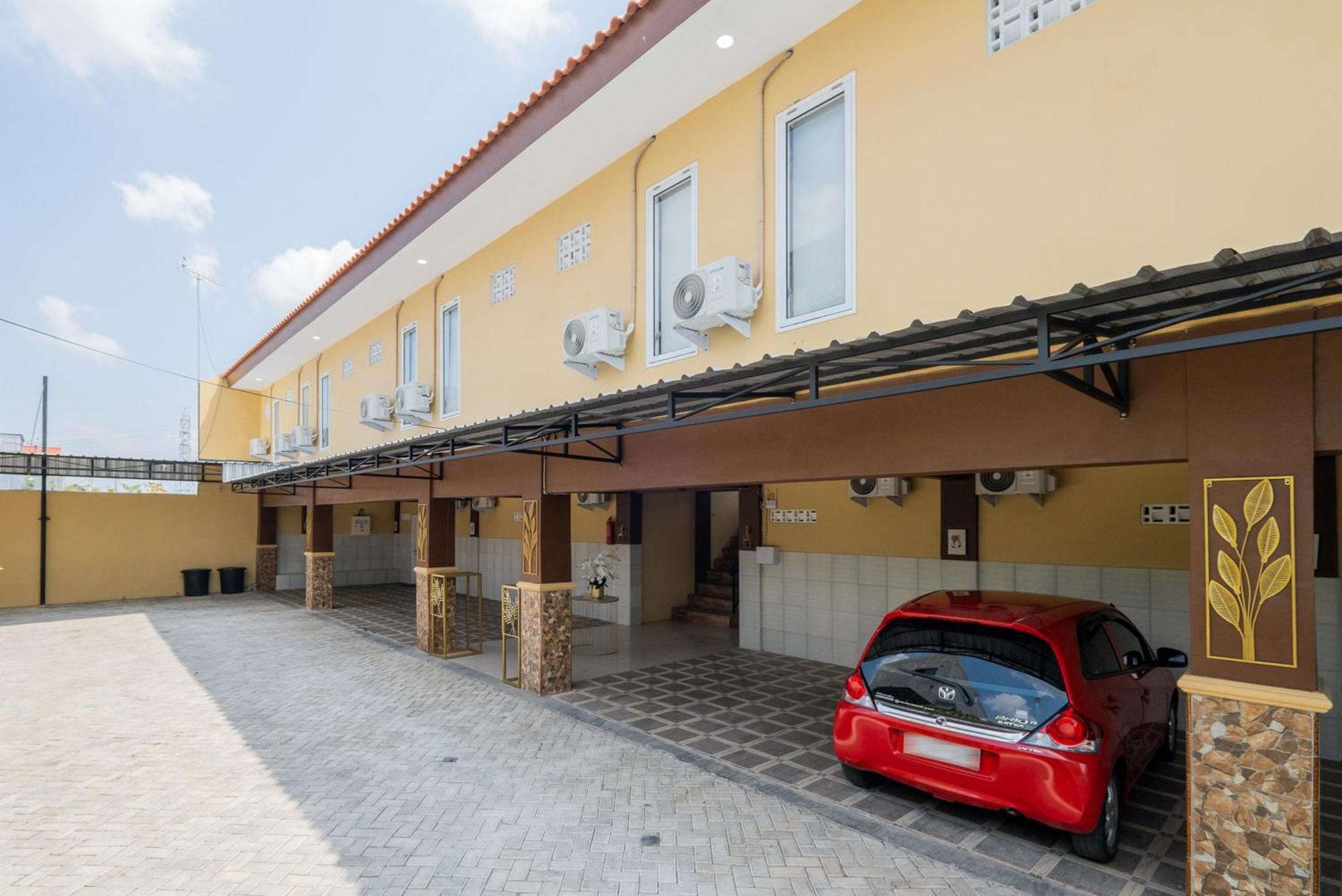 Отель Reddoorz Syariah Near Rsud Dr Iskak Tulungagung Kedungwaru Экстерьер фото