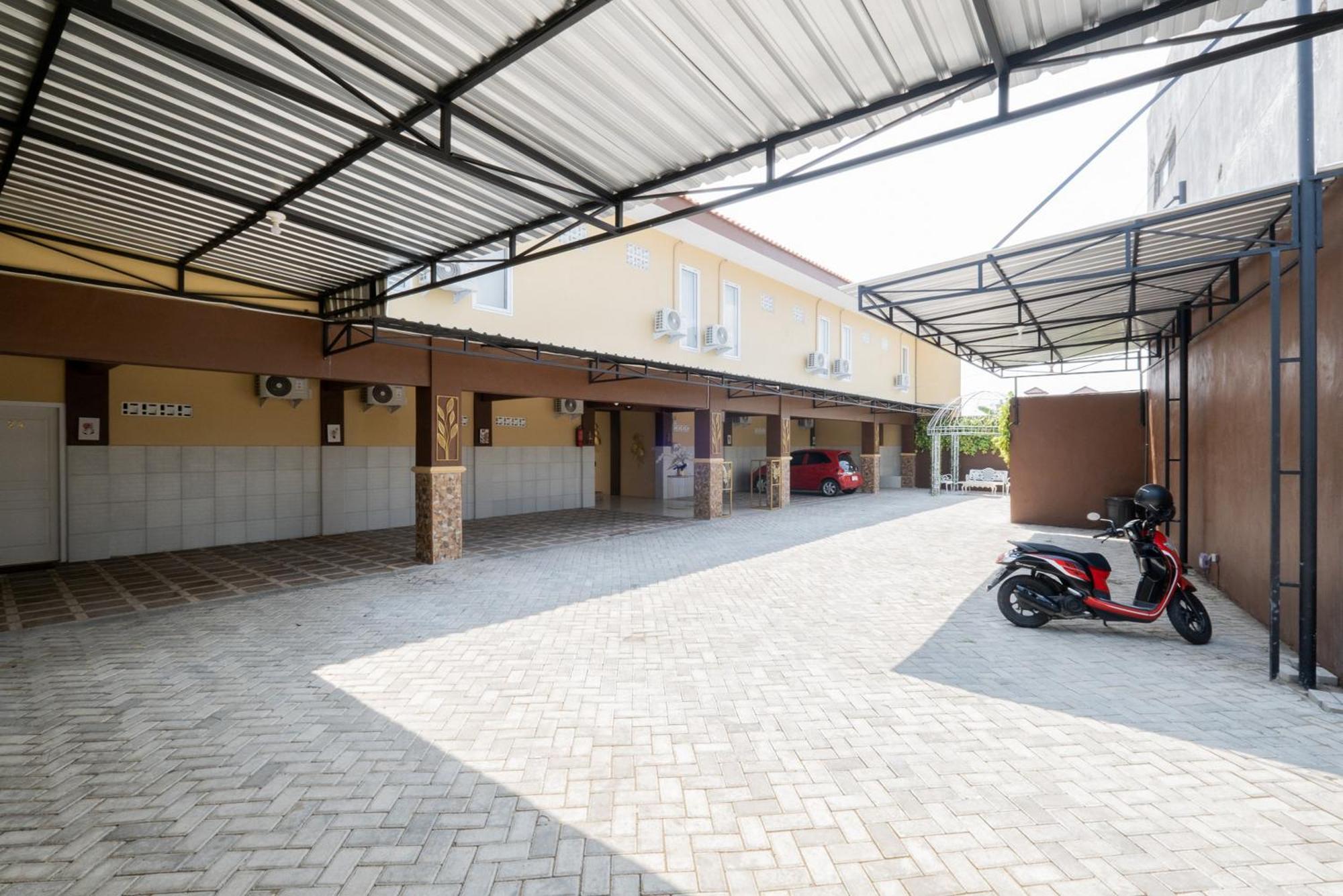 Отель Reddoorz Syariah Near Rsud Dr Iskak Tulungagung Kedungwaru Экстерьер фото