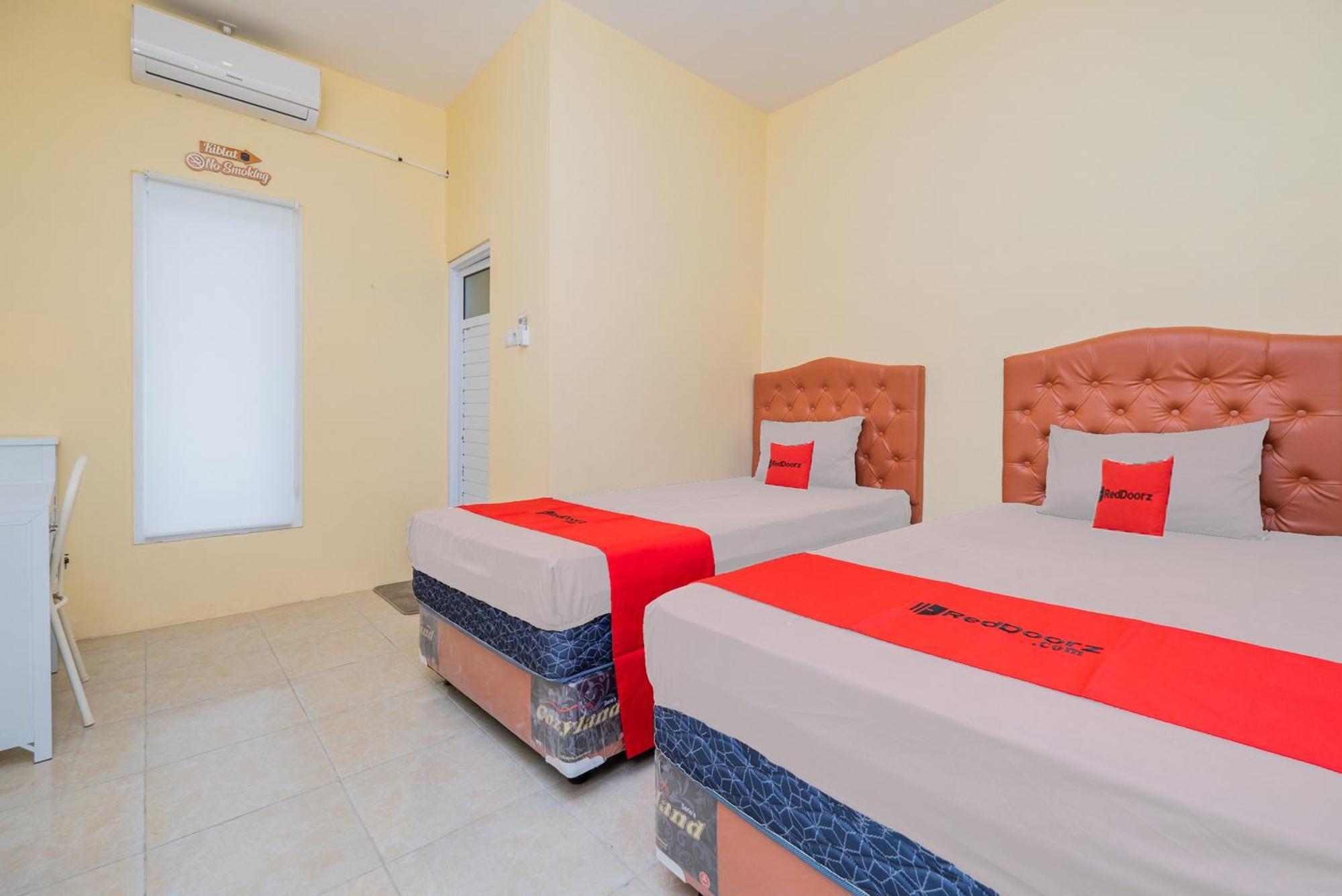 Отель Reddoorz Syariah Near Rsud Dr Iskak Tulungagung Kedungwaru Экстерьер фото